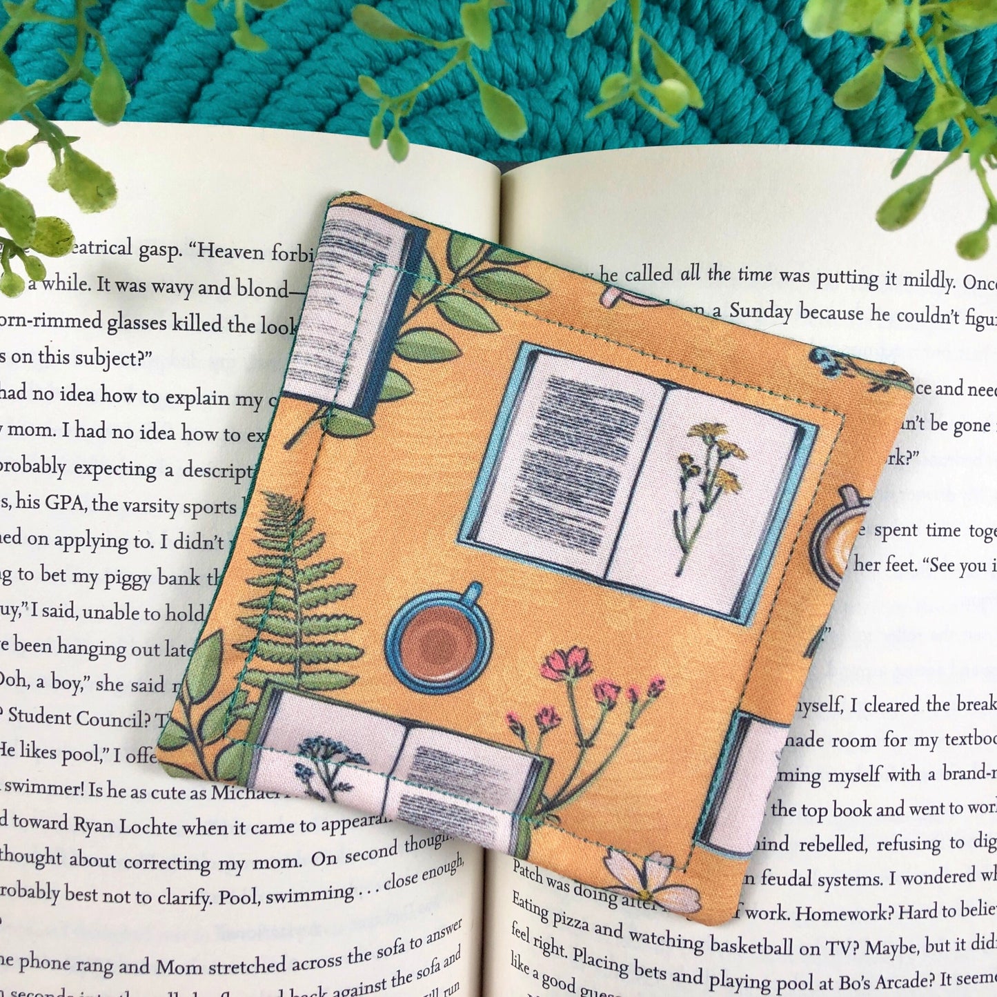 Books & Plants Mug Rug